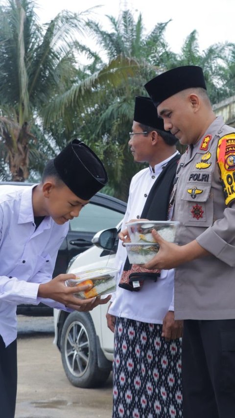 Kapolres Inhu Beri Makan Siang untuk Jemaah dan Santri, Bayar Pakai Doa agar Pemilu Aman