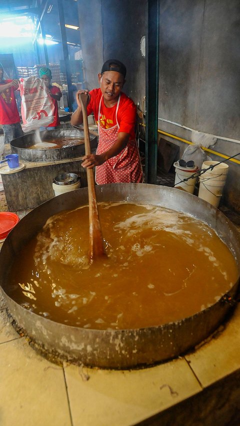 FOTO: Kesibukan Pembuat Kue Keranjang Banjir Permintaan Jelang Perayaan Imlek