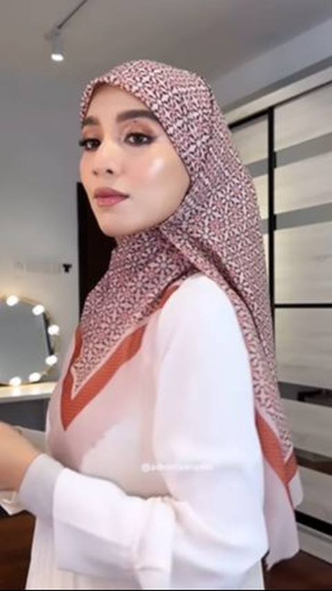 Square Hijab Tutorial with a Result Similar to Wearing Pashmina, Let's Try