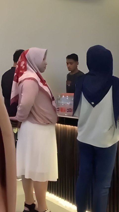 Viral Video of a Woman in a Hijab but Wearing a Hanging Skirt, The One Who Recorded Also Faces Criticism, How Could This Happen?