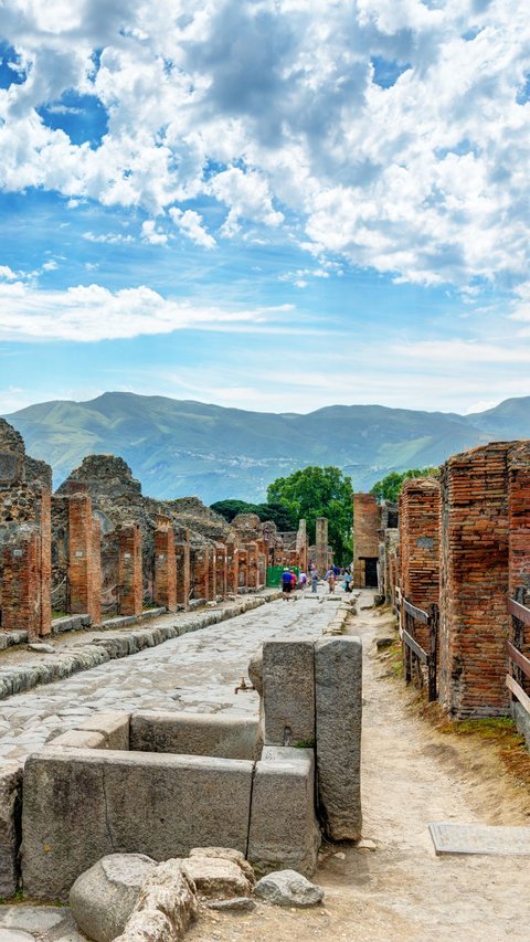 Victim of 'Pompeii Curse' Reveals Terrifying Incident After Stealing Stones from Ancient City Ruins