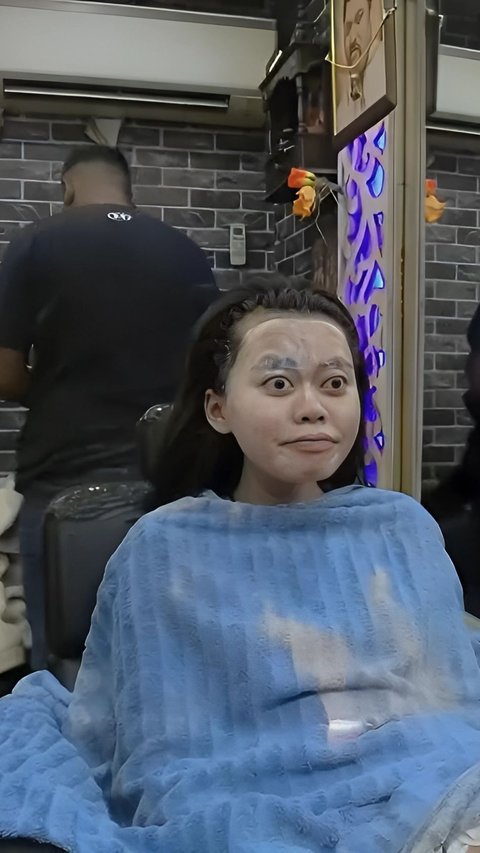Indonesian Women Try Facial Treatment in India, Faces Get Messed Up Like Dough
