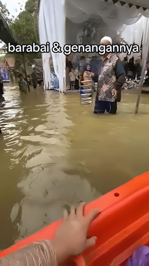Tak Peduli Banjir, Pengantin Tetap Gelar Pesta Nikahan, Tamu Dijemput Pakai Perahu