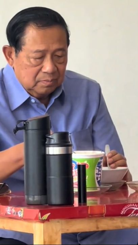Viral Video SBY Eating Instant Noodles at a Roadside Stall, Netizens are Distracted by the Candle on the Table