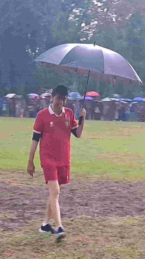 Jokowi Main Bola saat Hujan Deras di Lapangan Gamplong Sleman, jadi Kiper Kebobolan 2 Gol