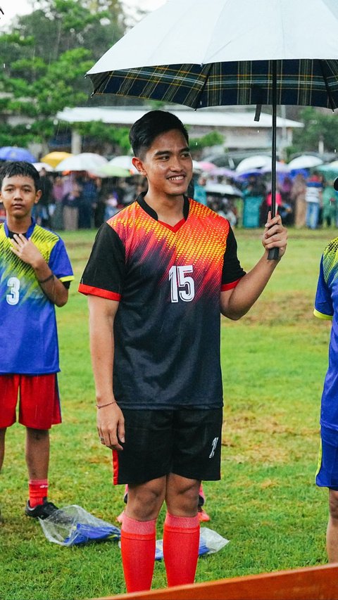 Momen Jokowi, Kaesang dan Sekjen PSI Main Bola Bareng