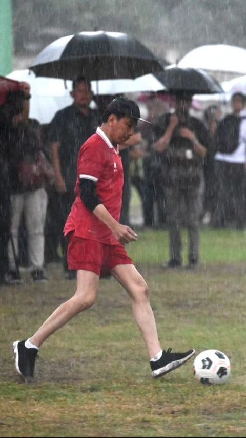 Celebrate National Team Qualifying for the Round of 16 of the Asian Cup, Jokowi Plays Soccer in Sleman under the Rain