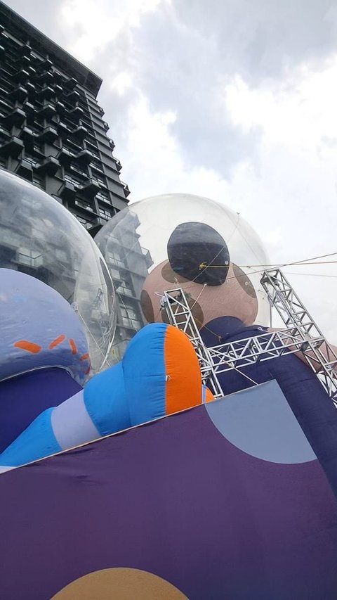 Bikin Heboh, Penampakan Balon Karakter Raksasa Duduki Pusat Perbelanjaan di Tangerang
