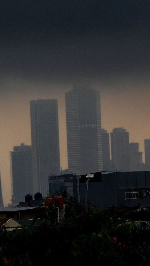 FOTO: Penampakan Awan Hitam Selimuti Langit Jakarta, Awal Februari 2024 Diprediksi Terjadi Hujan Ekstrem