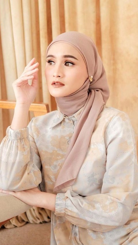 Look Hijab Chic dengan dengan Outfit Earth Tone ala Isel Fricella