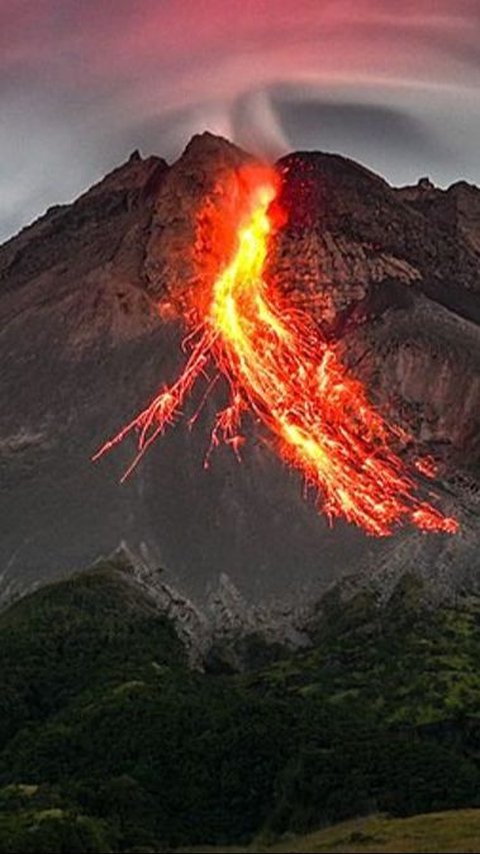 Gunung Merapi Dua Kali Luncurkan Awan Panas Guguran Siang Ini