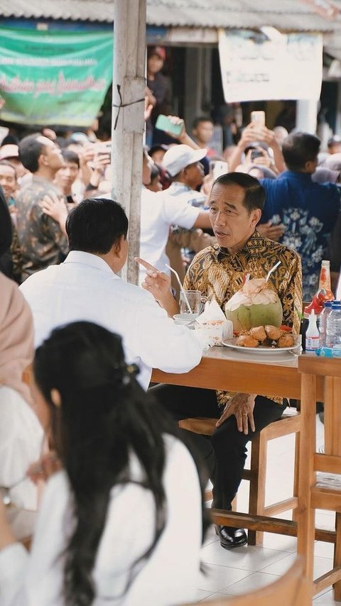 Bawa Rombongan Artis, Begini Potret Jokowi Makan Bakso Bareng Prabowo