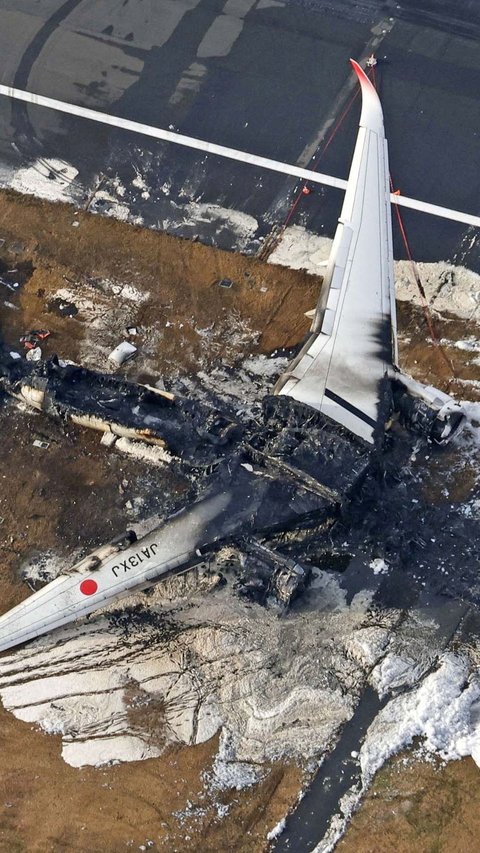 FOTO: Beginilah Kondisi Pesawat Japan Airlines Usai Terbakar Hebat di Bandara Haneda: Hangus dan Hancur