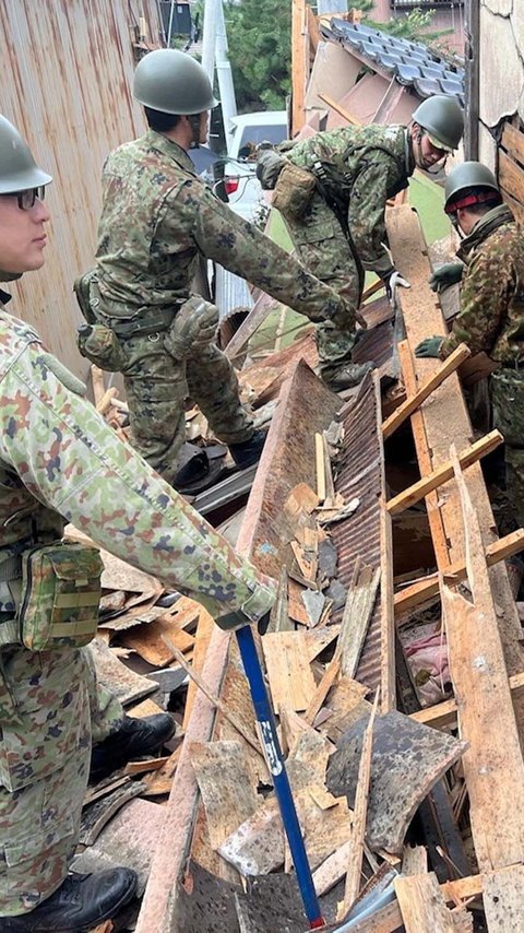 FOTO: Aksi Tentara Jepang Berjibaku Evakuasi Korban Gempa dari Reruntuhan Bangunan