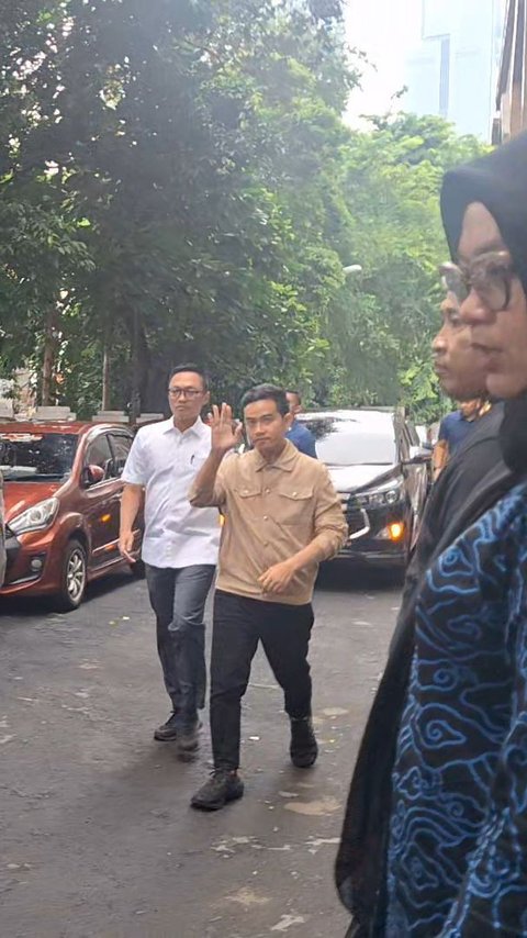 Potret Gibran Penuhi Panggilan Bawaslu Soal Bagi-Bagi Susu di CFD, Didampingi Eks Stafsus Jokowi