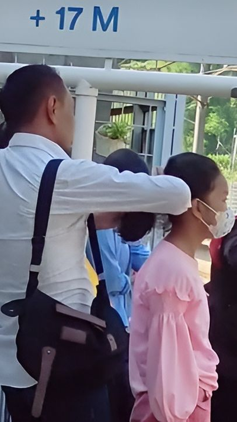 Bikin 'Meleleh', Ayah Sigap Banget Kuncir Rambut Putrinya Saat Tunggu Kereta