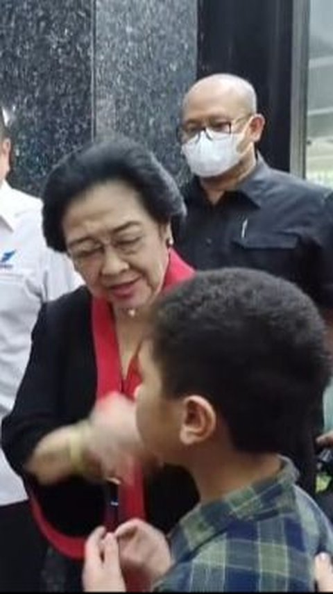 Saat Megawati Main Tebak-Tebakan dengan Bocah di Kebon Sirih: Jangan Sepeda Lah, Sepeda Terus Ya