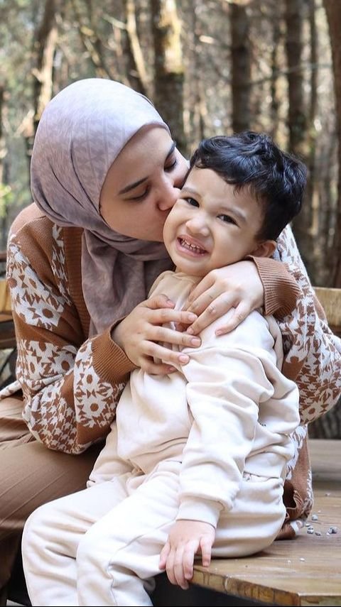 Video Putra Zaskia Sungkar Teaches His Toy to Pray, Super Cute!