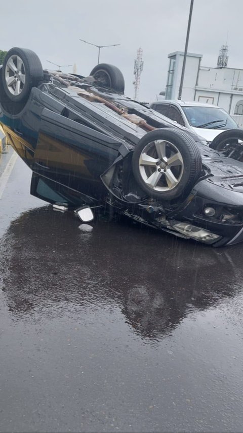 Hujan Sedari Pagi, Mobil Audi Hitam Terbalik di JLNT Antasari