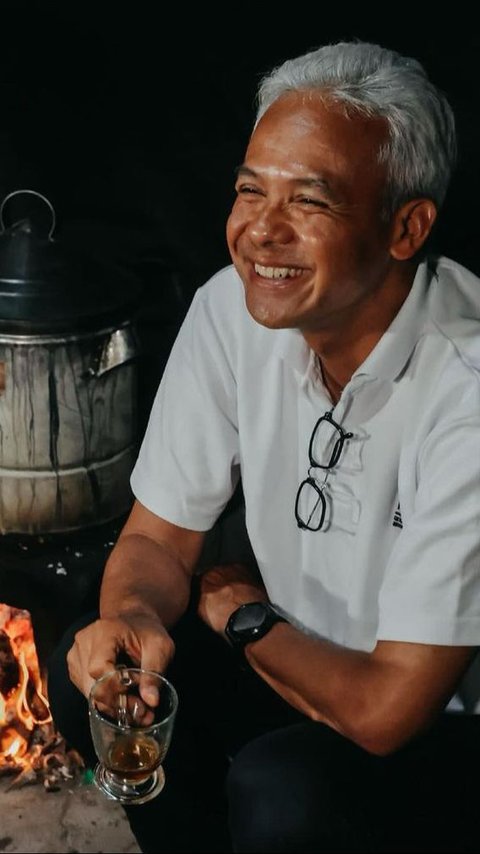 Potret Ganjar Ngeteh di Dapur Sederhana Rumah Warga, Duduk di Depan Tungku