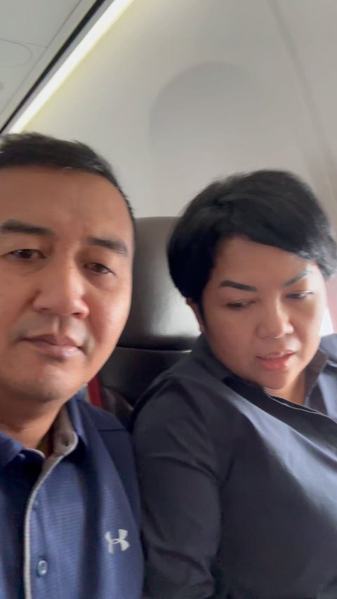 Potret Joy Tobing yang Takut Banget Naik Pesawat, Suami Sigap Terus Gandeng Tangan Sang Istri