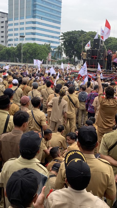 Polisi Kerahkan 2.304 Personel Kawal Demo Kepala Desa di Depan Gedung DPR