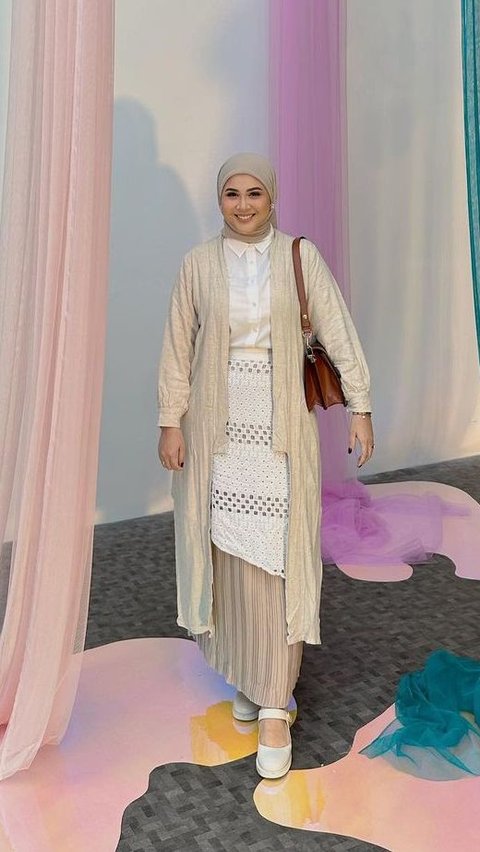 3 Chic Styles of Kesha Ratuliu, Combining Outer Tunics and Pleated Skirts