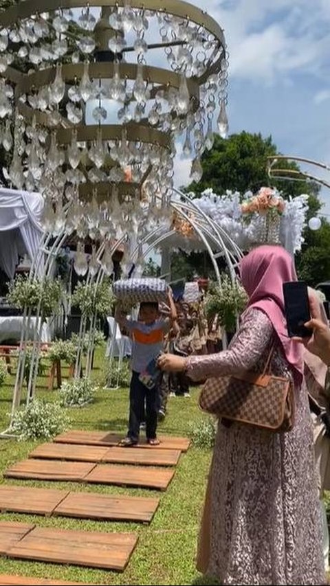 Portrait of an Elementary School Teacher's Wedding with the Arrival of Little Guests, Gifts from the Students are Adorable