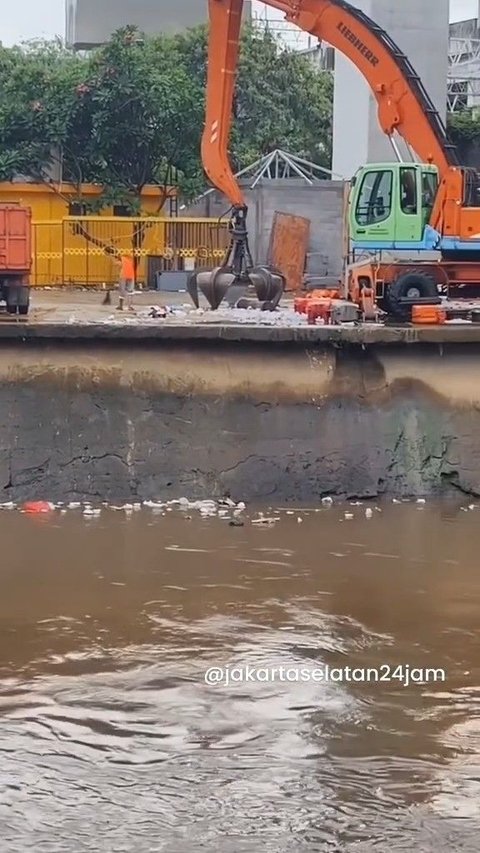 Petugas Kebersihan Buang Sampah ke Kali Lalu Diambil Lagi Pakai Excavator ke Truk