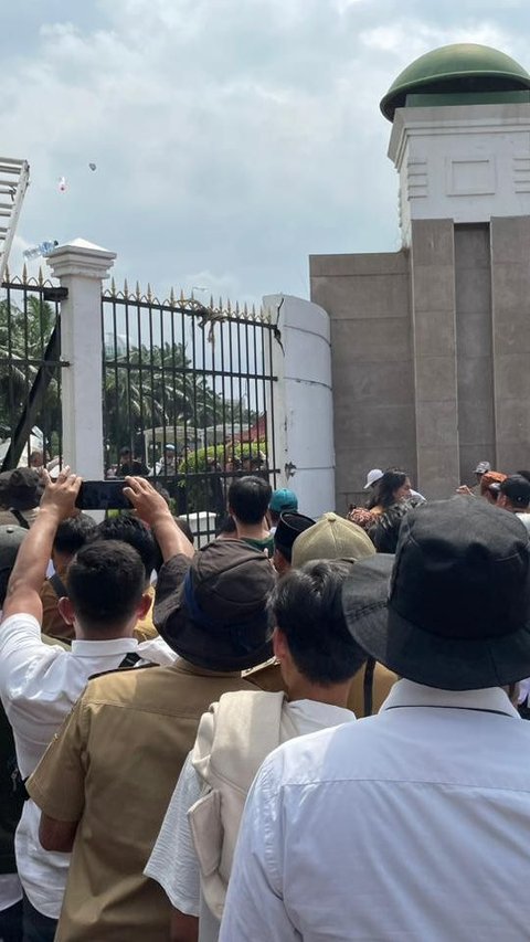 Demo Berujung Ricuh di Depan Gedung DPR, Wakapolda Metro Ditimpuk Botol Air Mineral