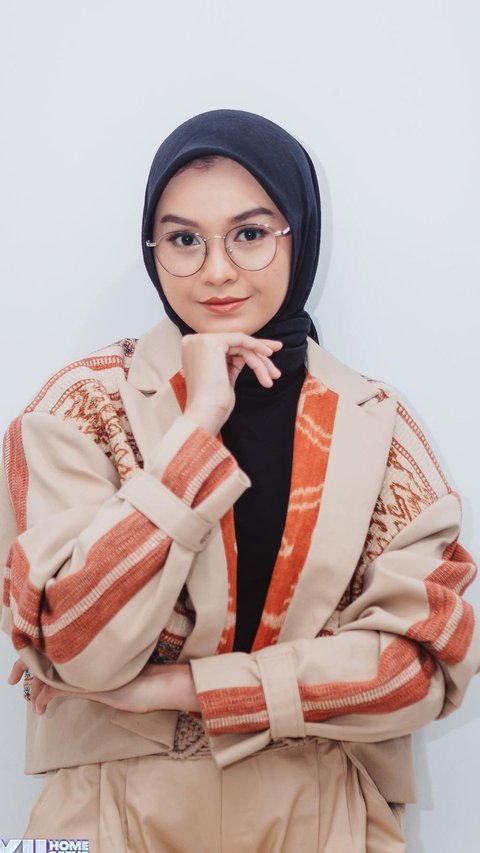 Portrait of Salma Salsabil, the Viral Singer of the Song `Bunga Hati`, Referred to as Cak Imin's Child