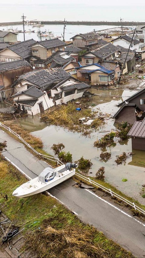 FOTO: Porak-poranda Pesisir Kota Suzu Diterjang Tsunami Akibat Gempa Dahsyat Jepang