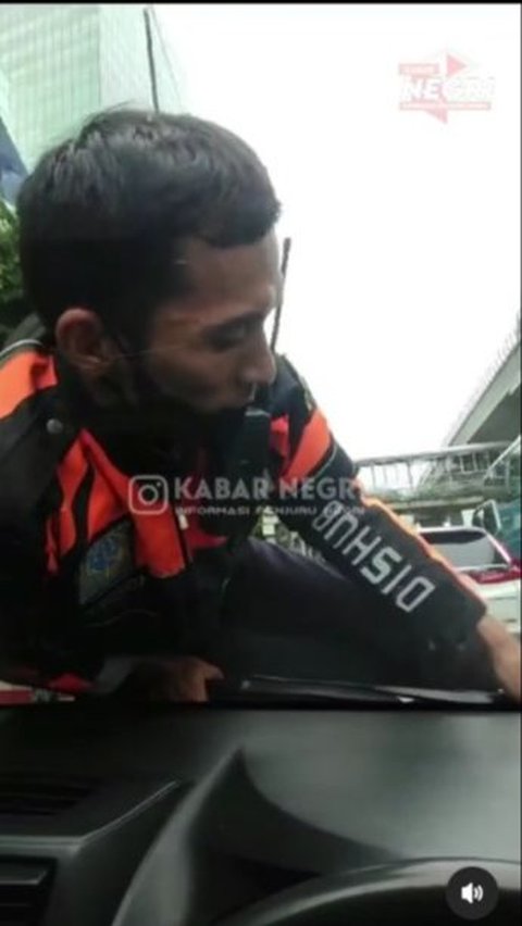 Viral Dishub Officer Stuck on Top of a Car, Carried from Setiabudi to Menteng