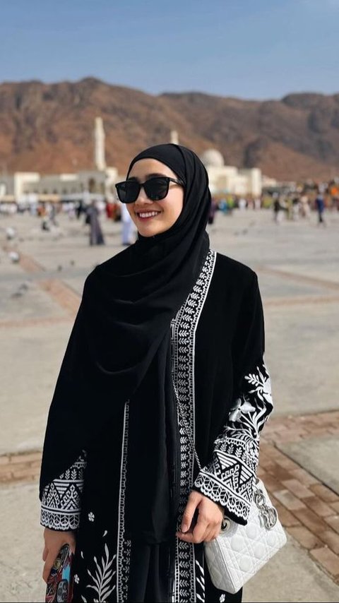 7 Potret Febby Rastanty Umroh, Aura Kecantikan Semakin Terpancar saat Pakai Hijab