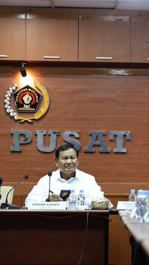 Momen Prabowo Lepaskan Pin Dinas Kemhan Saat Diundang sebagai Capres