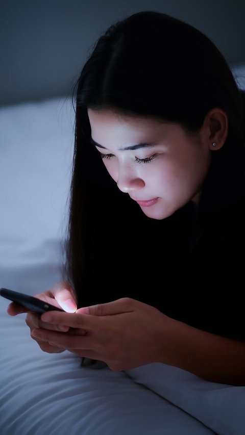 Using Mobile Phones Until Midnight Can Cause Wrinkles