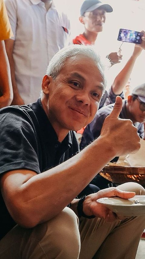 Ganjar Pranowo's Style of Eating Together with Fishermen: Sitting Relaxed on the Floor, Thumbs Up!