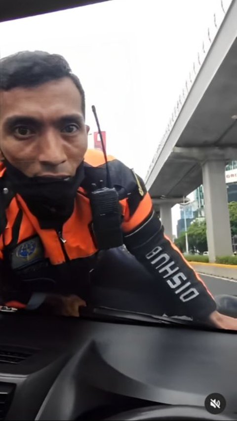 VIDEO: VIRAL! Petugas Dishub DKI 'Nemplok' di Kap Mobil, Ini Kronologi Versi Kadishub
