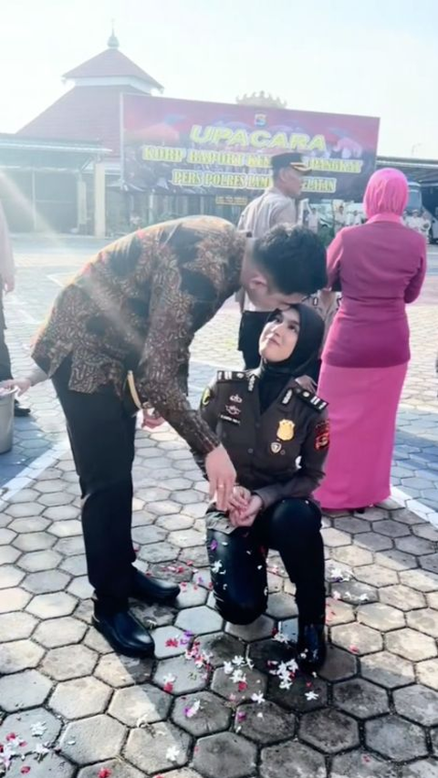 Polwan Naik Pangkat Bareng Suami, Sampai Mandi Kembang di Tempat Pelantikan