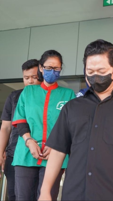 Ibra Azhari & Artis era 90-an Usai Jalani Pemeriksaan, Wajah Tertunduk dan Ditutup Masker