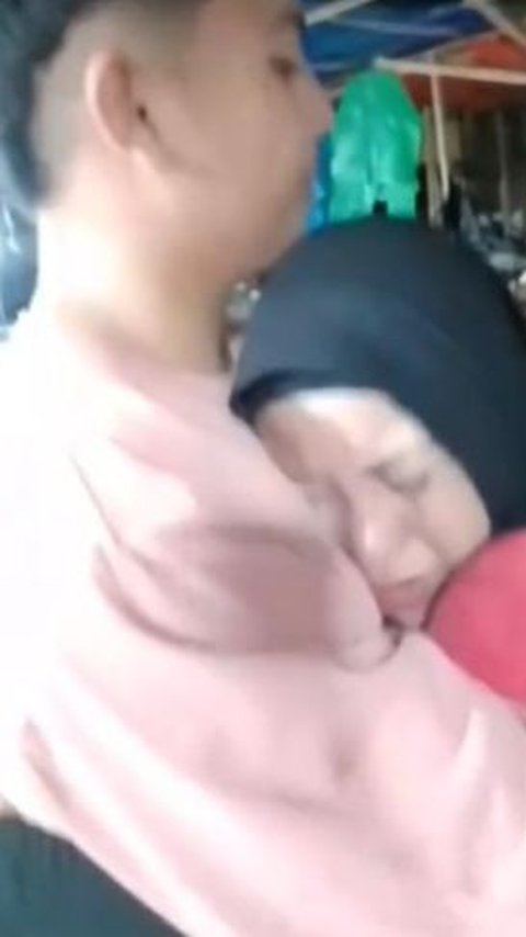 Momen Ibu Peluk Pria Mirip Anaknya yang Meninggal Ini Bikin Hati Pilu, Wajahnya bak Saudara Kembar!