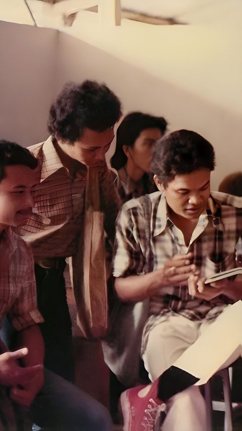 Protret Lawas Mahasiswa UGM Tahun 1984 Nongkrong di Kantin Kampus, Pemuda di Tengah Kini Jadi Orang Penting di Indonesia