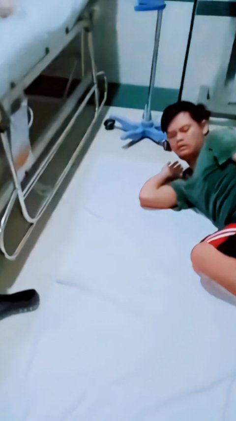 Anak Down Syndrome Ini Rawat Ibunya yang Sakit Jantung di IGD Sendirian dengan Sabar dan Penuh Kasih Sayang