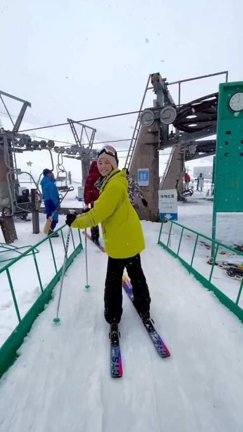 Potret Keseruan Natasha Rizky Main Ski di Jepang, Bicara soal Kunci Kebahagiaan