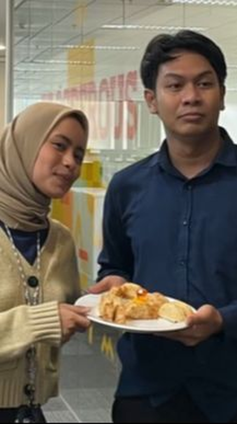 Exciting! Moment when a woman is proposed by a colleague at the office, competing in pantun (traditional Malay poem) goes viral and makes people smile