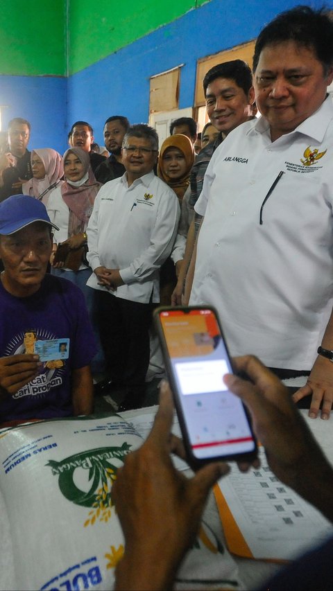 FOTO: Menko Airlangga Bagikan 2.200 BLT El Nino ke Warga Kabupaten Bogor