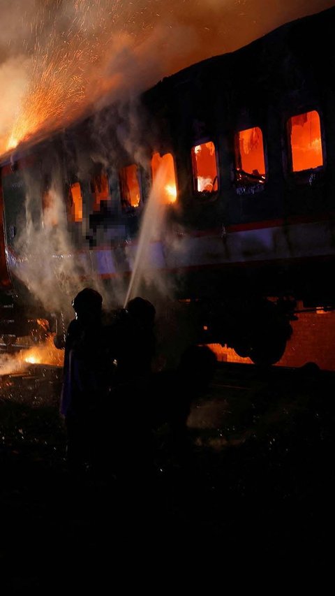 FOTO: Ngeri! Kereta Penuh Penumpang Diduga Dibakar Jelang Pemilu di Bangladesh, 5 Orang Tewas