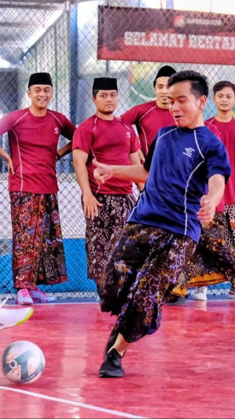 VIDEO: Gibran Pakai Jersey 'Samsul' & Sarungan Futsal Bareng Gus se-Jawa di Cirebon