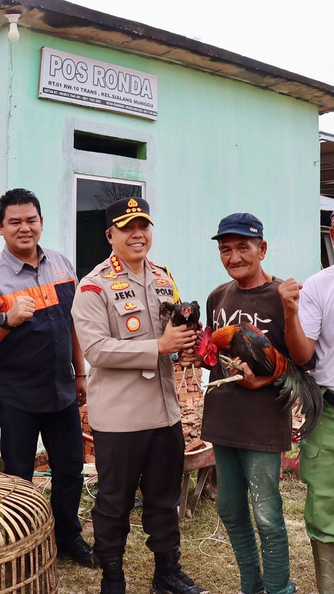 Kapolresta Pekanbaru Sosialisasi Pemilu saat Warga Gotong Royong, Bantu Lansia Tunawisma