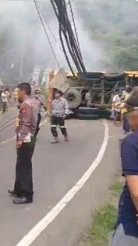 Truk Tronton Hantam Tiang Listrik di Leuwisadeng Bogor, Tewaskan Tiga Orang